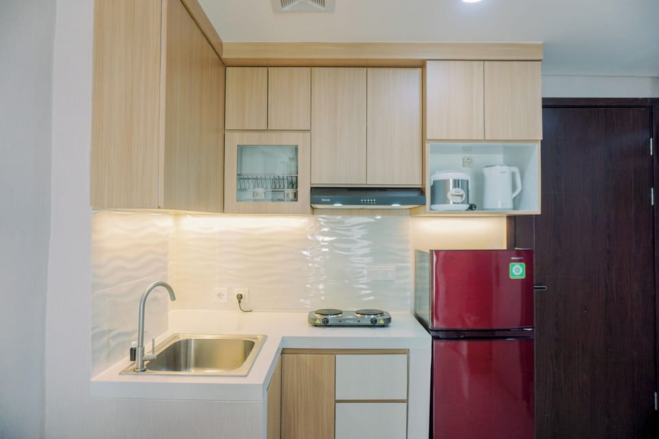 Deluxe Apartment | Private kitchen | Full-size fridge, stovetop, rice cooker, cookware/dishes/utensils