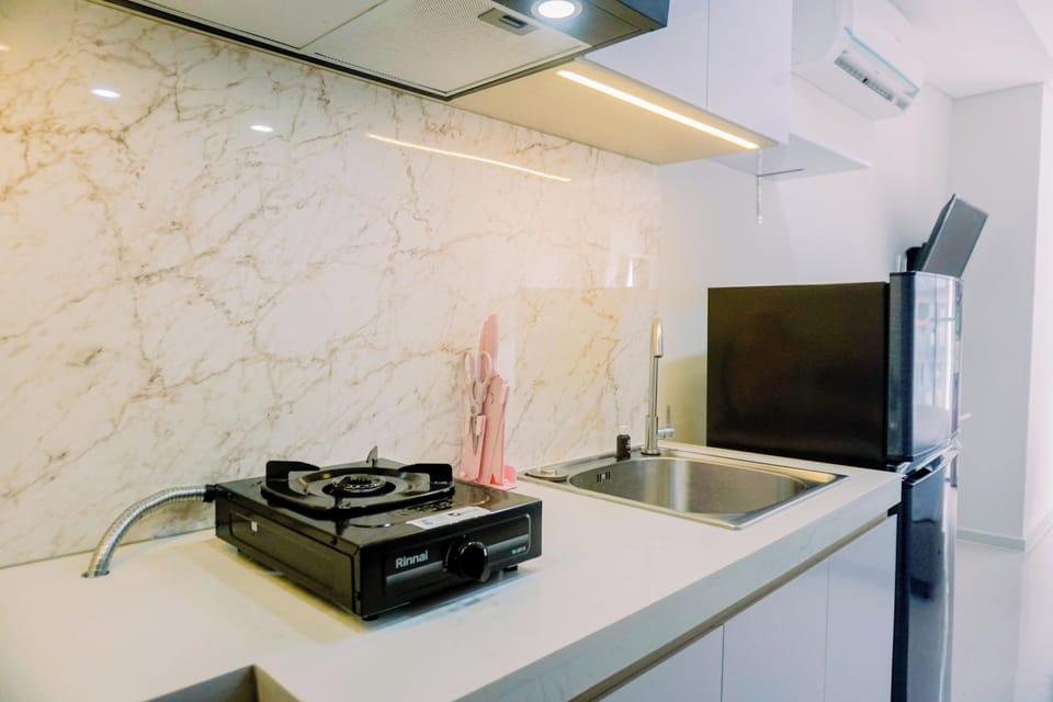 Deluxe Apartment | Private kitchen | Full-size fridge, stovetop, rice cooker, cookware/dishes/utensils