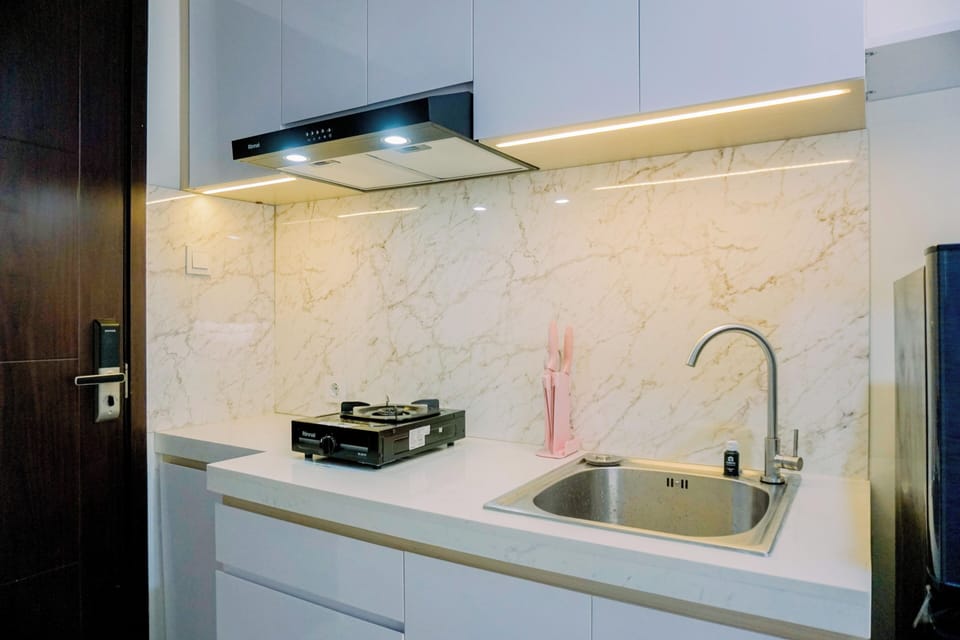 Deluxe Apartment | Private kitchen | Full-size fridge, stovetop, rice cooker, cookware/dishes/utensils