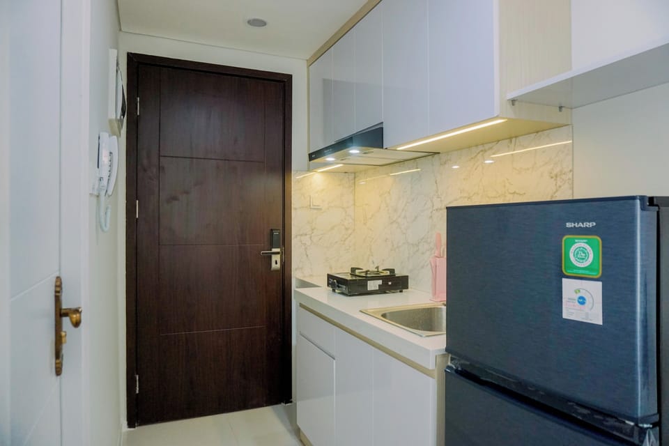 Deluxe Apartment | Private kitchen | Full-size fridge, stovetop, rice cooker, cookware/dishes/utensils
