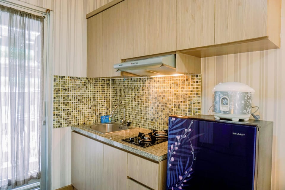 Deluxe Apartment | Private kitchen | Full-size fridge, stovetop, rice cooker, cookware/dishes/utensils