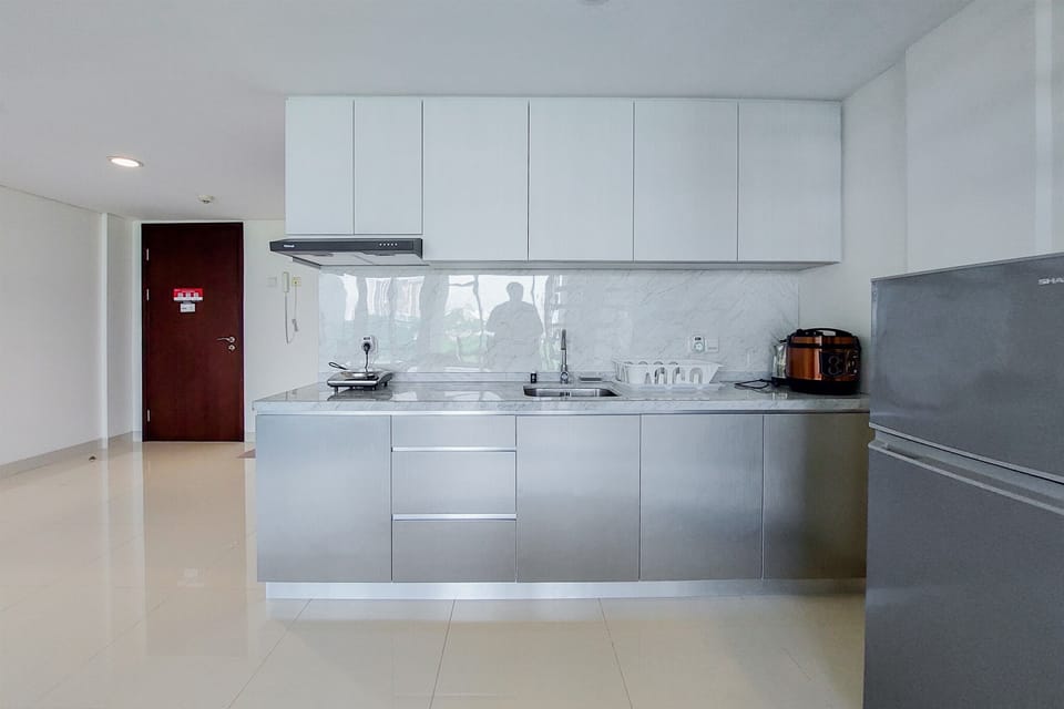 Deluxe Apartment | Private kitchen | Full-size fridge, stovetop, rice cooker, cookware/dishes/utensils