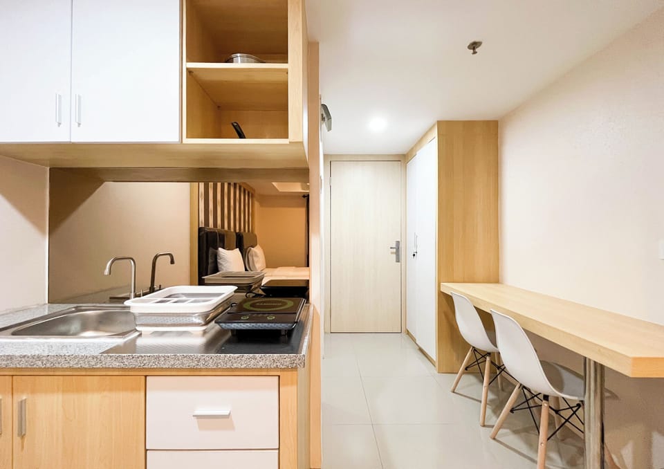 Deluxe Apartment | Private kitchen | Mini-fridge, stovetop, rice cooker, cookware/dishes/utensils