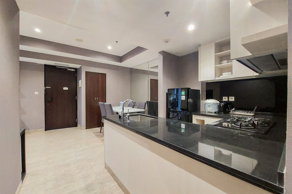 Deluxe Apartment | Private kitchen | Full-size fridge, stovetop, rice cooker, cookware/dishes/utensils