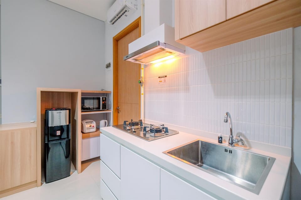 Deluxe Apartment | Private kitchen | Full-size fridge, microwave, stovetop, rice cooker
