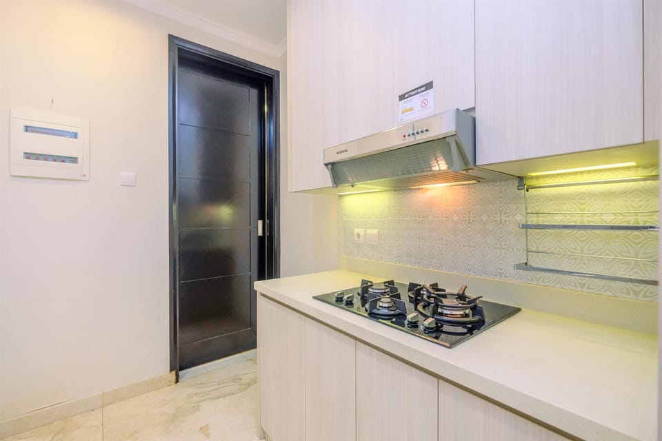 Deluxe Apartment | Private kitchen | Full-size fridge, microwave, stovetop, rice cooker