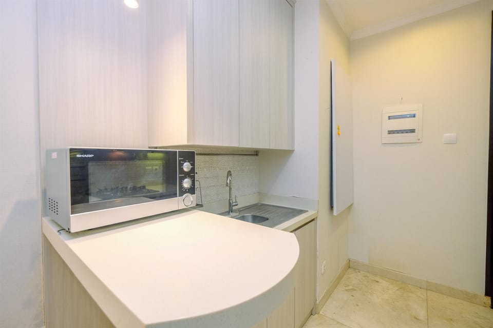 Deluxe Apartment | Private kitchen | Full-size fridge, microwave, stovetop, rice cooker