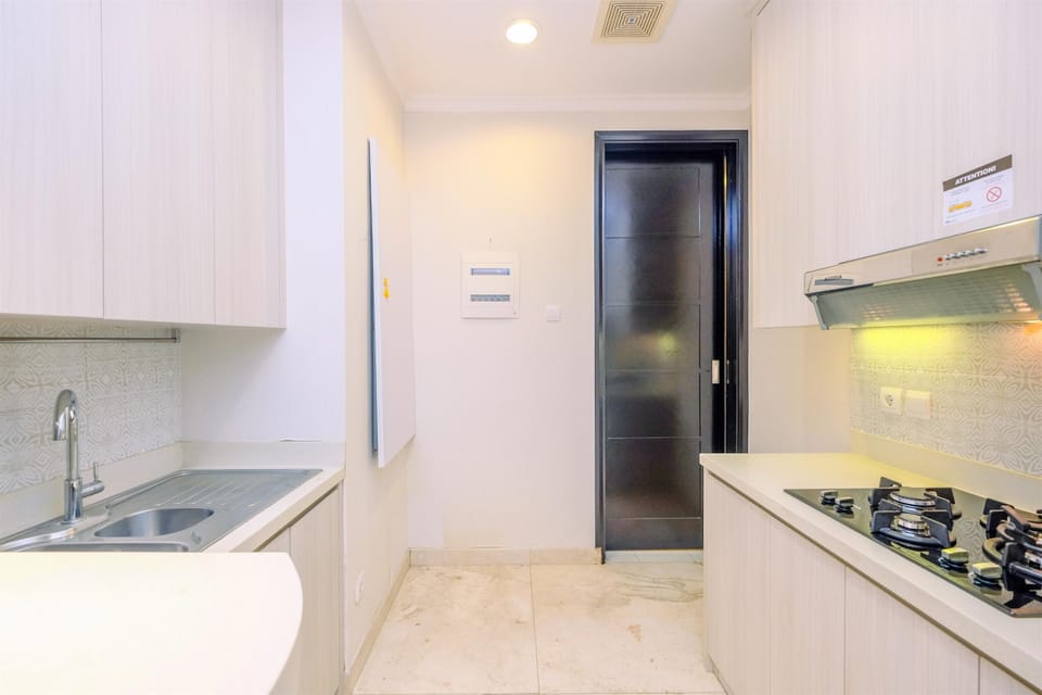 Deluxe Apartment | Private kitchen | Full-size fridge, microwave, stovetop, rice cooker