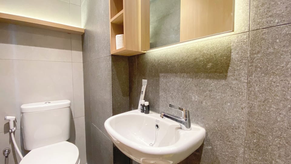 Deluxe Apartment | Bathroom | Shower, towels, shampoo