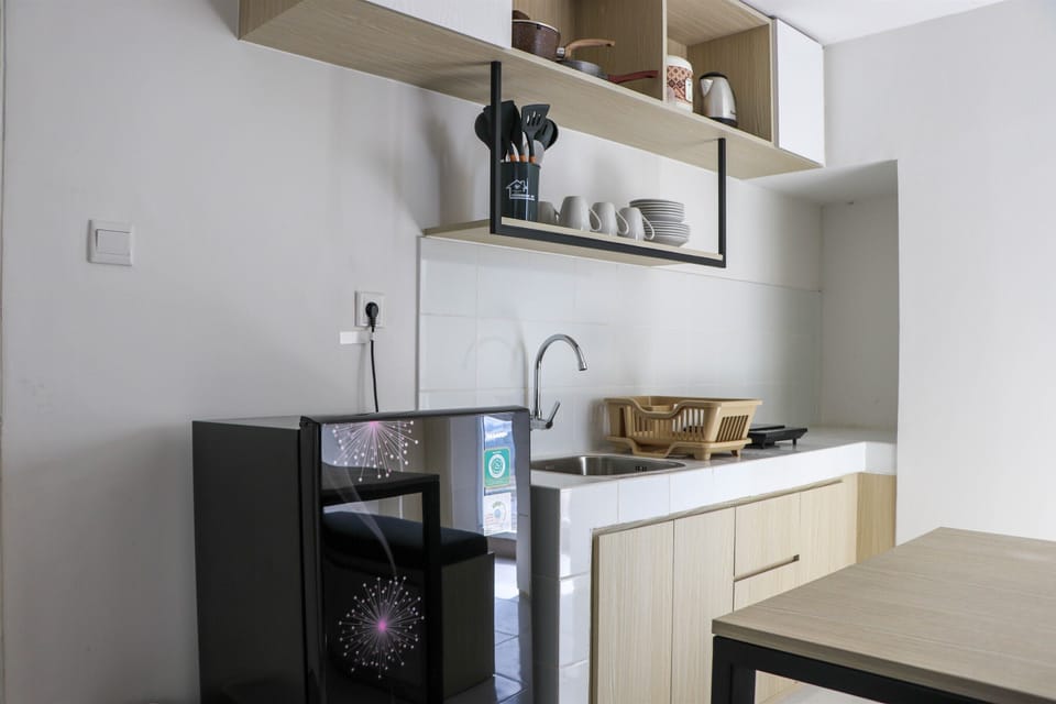 Deluxe Apartment | Private kitchen | Full-size fridge, stovetop, rice cooker, cookware/dishes/utensils