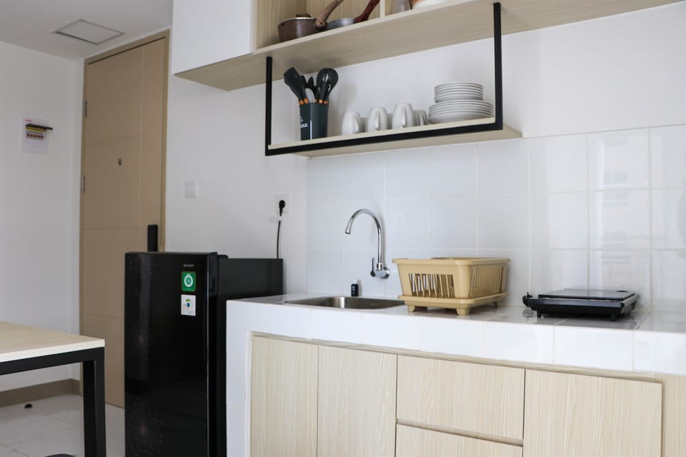 Deluxe Apartment | Private kitchen | Full-size fridge, stovetop, rice cooker, cookware/dishes/utensils