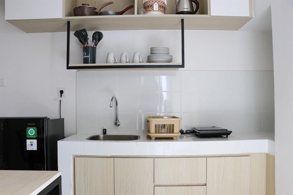 Deluxe Apartment | Private kitchen | Full-size fridge, stovetop, rice cooker, cookware/dishes/utensils
