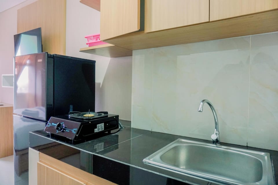 Deluxe Apartment | Private kitchen | Full-size fridge, stovetop, rice cooker, cookware/dishes/utensils