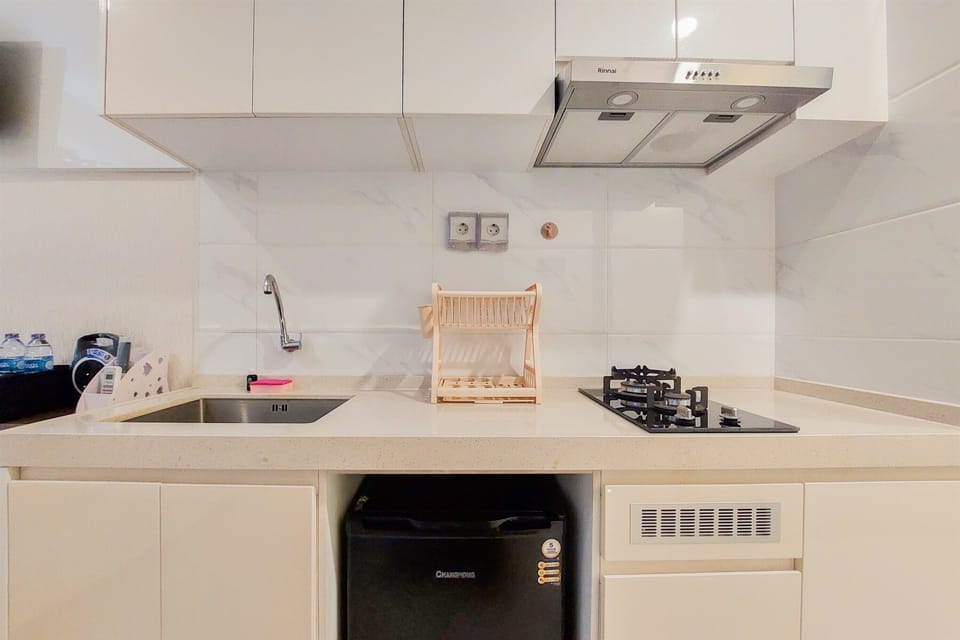 Deluxe Apartment | Private kitchen | Stovetop, rice cooker, cookware/dishes/utensils