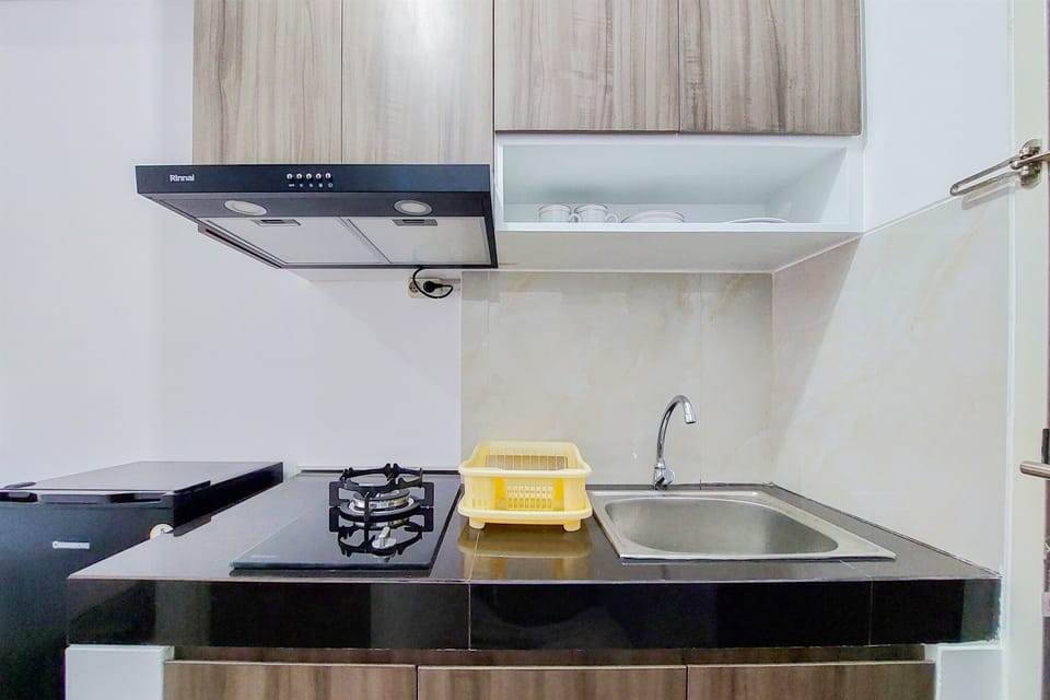 Deluxe Apartment | Private kitchen | Full-size fridge, stovetop, rice cooker, cookware/dishes/utensils