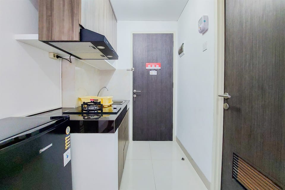 Deluxe Apartment | Private kitchen | Full-size fridge, stovetop, rice cooker, cookware/dishes/utensils