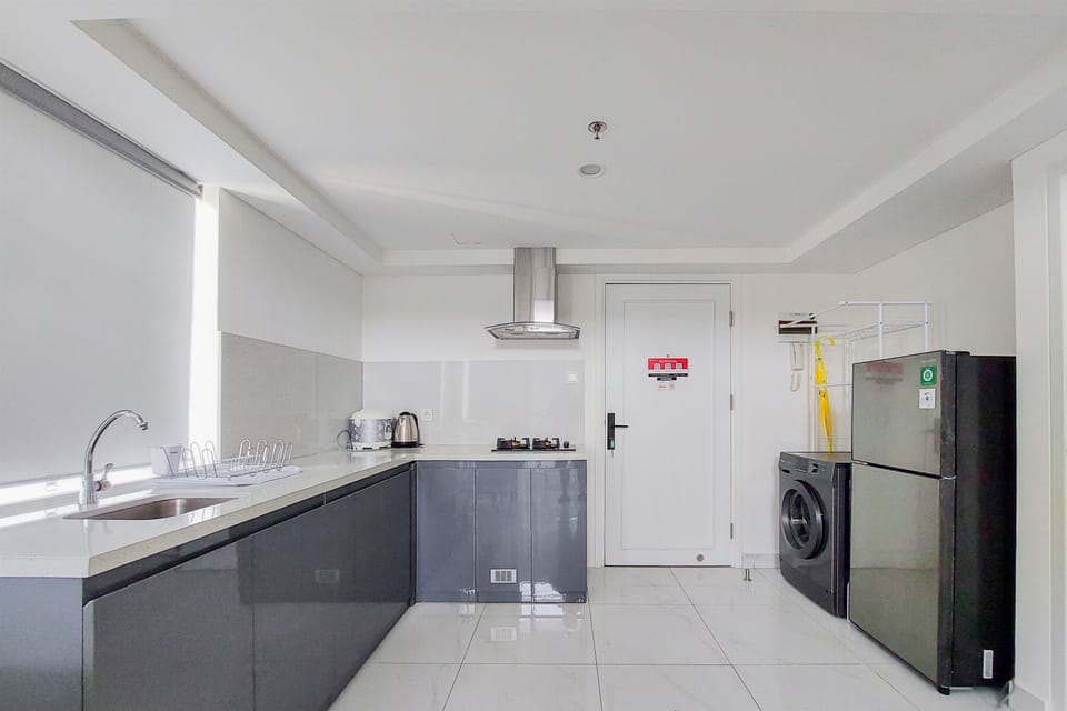 Deluxe Apartment | Private kitchen | Full-size fridge, stovetop, rice cooker, cookware/dishes/utensils