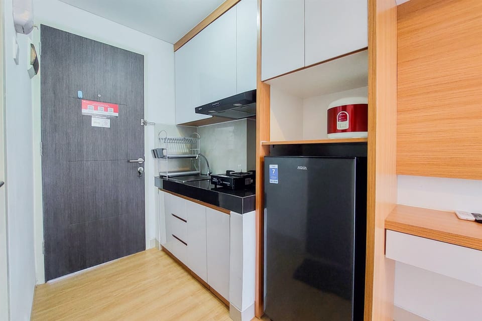 Deluxe Apartment | Private kitchen | Full-size fridge, stovetop, rice cooker, cookware/dishes/utensils