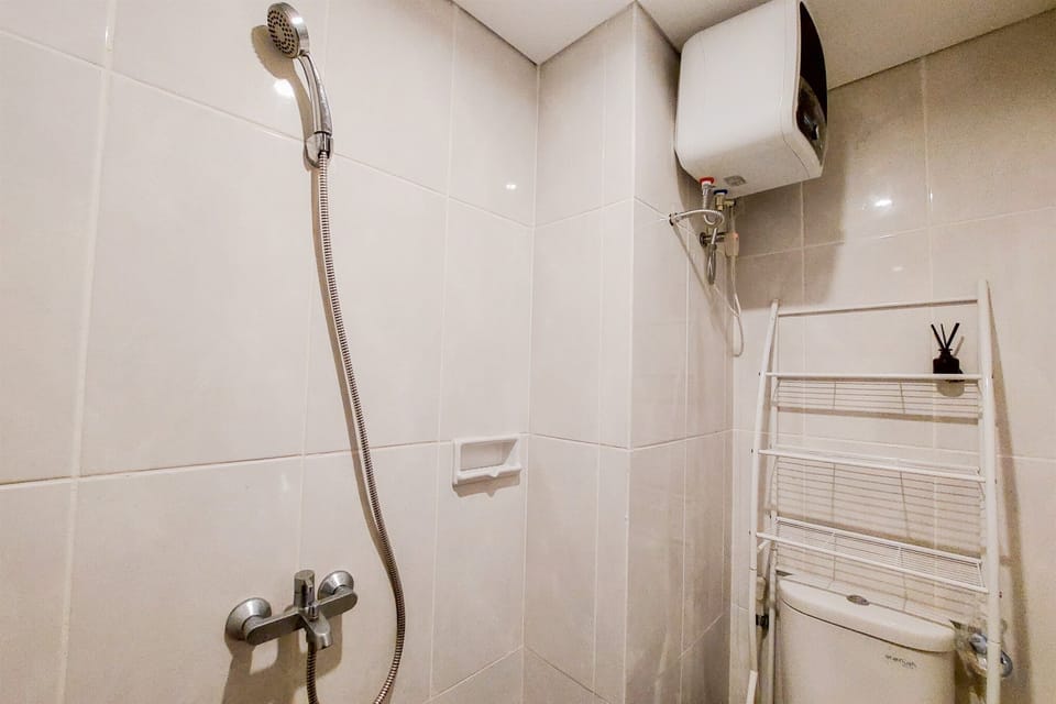 Deluxe Apartment | Bathroom | Shower, towels, shampoo