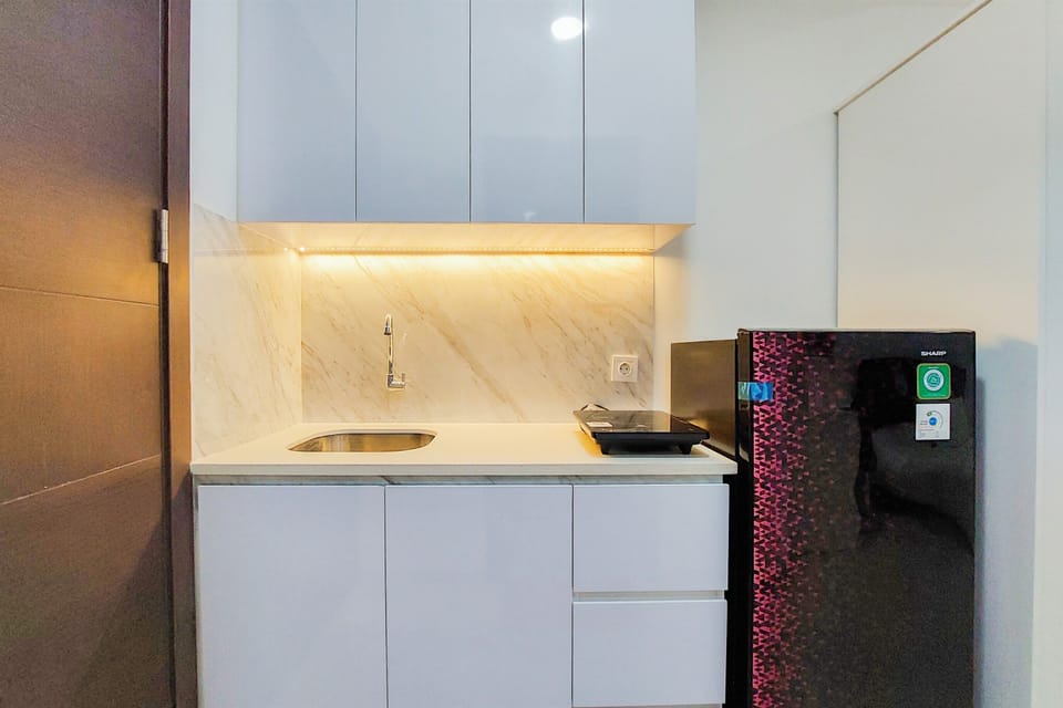 Deluxe Apartment | Private kitchen | Full-size fridge, stovetop, rice cooker, cookware/dishes/utensils