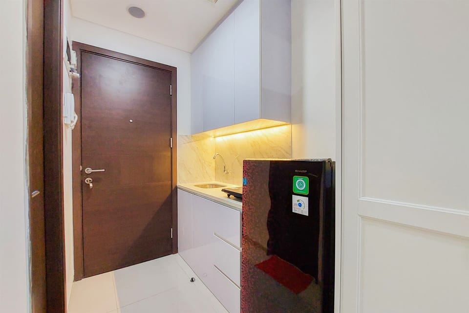Deluxe Apartment | Private kitchen | Full-size fridge, stovetop, rice cooker, cookware/dishes/utensils