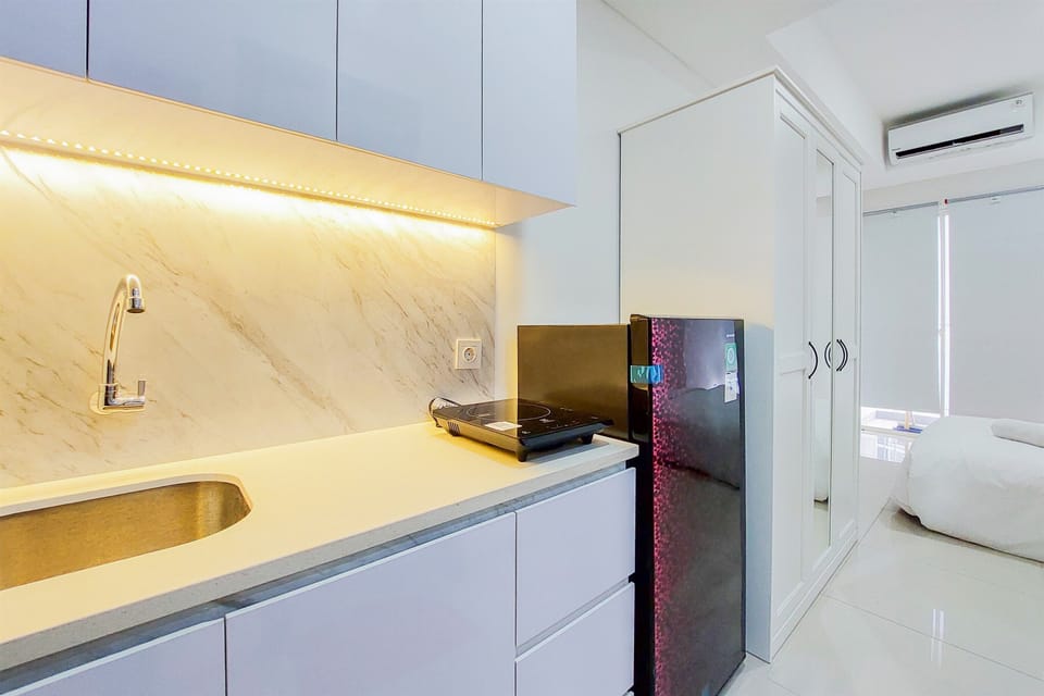 Deluxe Apartment | Private kitchen | Full-size fridge, stovetop, rice cooker, cookware/dishes/utensils