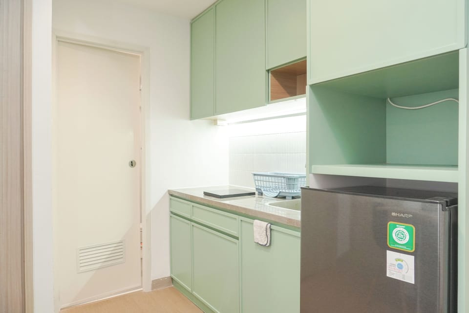 Deluxe Apartment | Private kitchen | Full-size fridge, stovetop, rice cooker, cookware/dishes/utensils