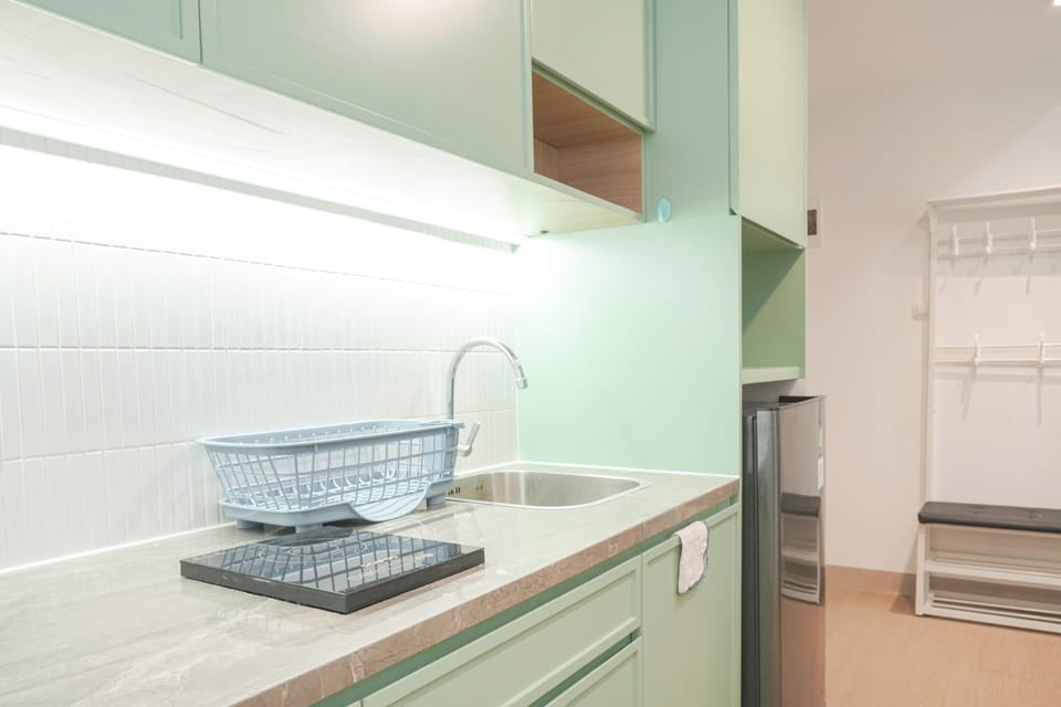 Deluxe Apartment | Private kitchen | Full-size fridge, stovetop, rice cooker, cookware/dishes/utensils