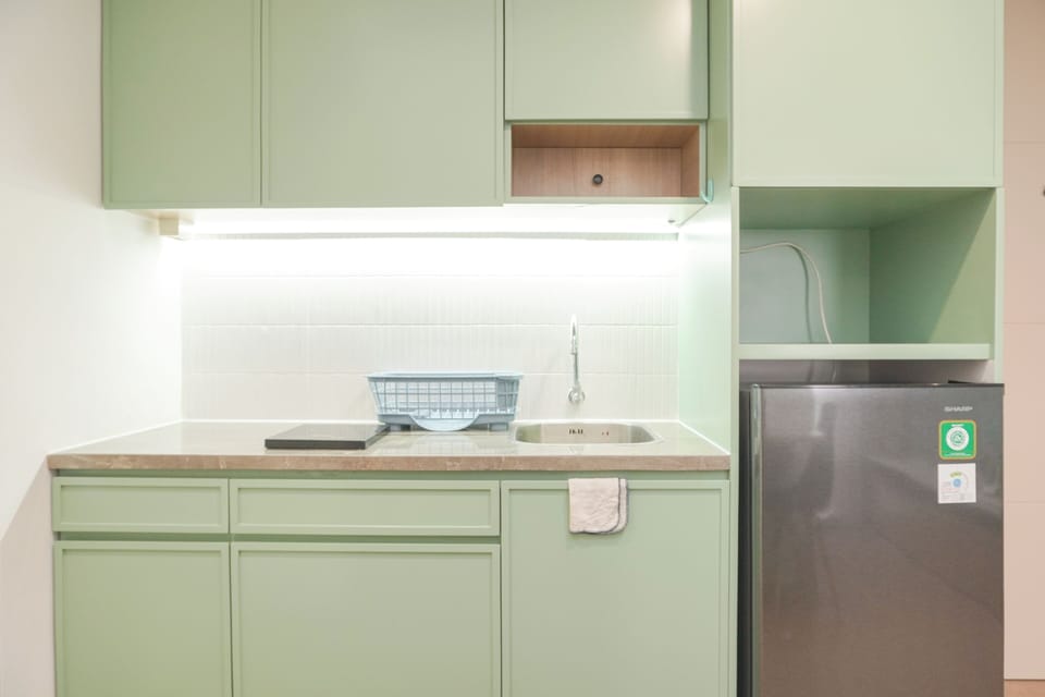 Deluxe Apartment | Private kitchen | Full-size fridge, stovetop, rice cooker, cookware/dishes/utensils