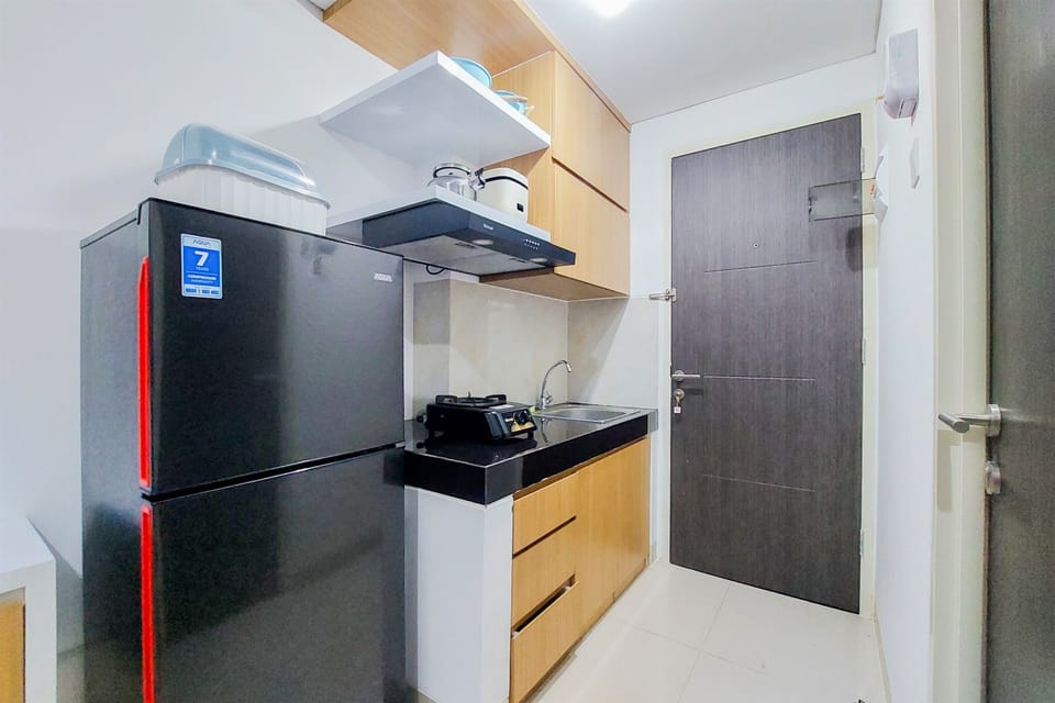 Deluxe Apartment | Private kitchen | Full-size fridge, stovetop, rice cooker, cookware/dishes/utensils