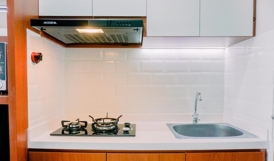 Deluxe Apartment | Private kitchen | Full-size fridge, stovetop, rice cooker, cookware/dishes/utensils