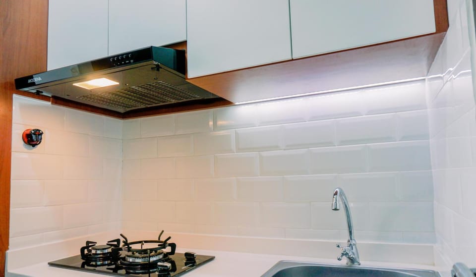 Deluxe Apartment | Private kitchen | Full-size fridge, stovetop, rice cooker, cookware/dishes/utensils