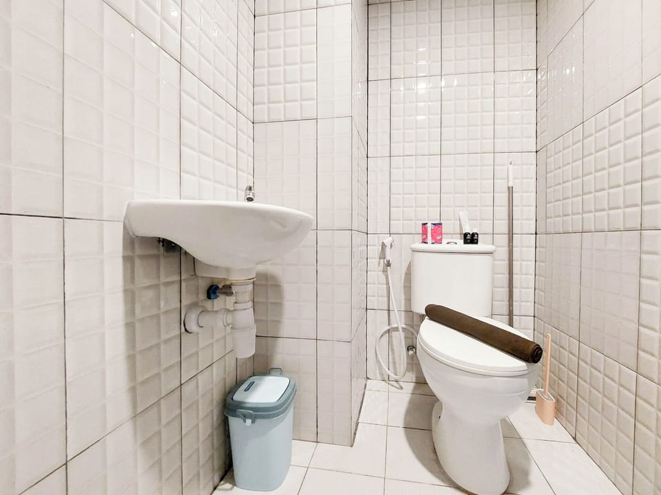 Deluxe Apartment | Bathroom | Shower, towels, shampoo