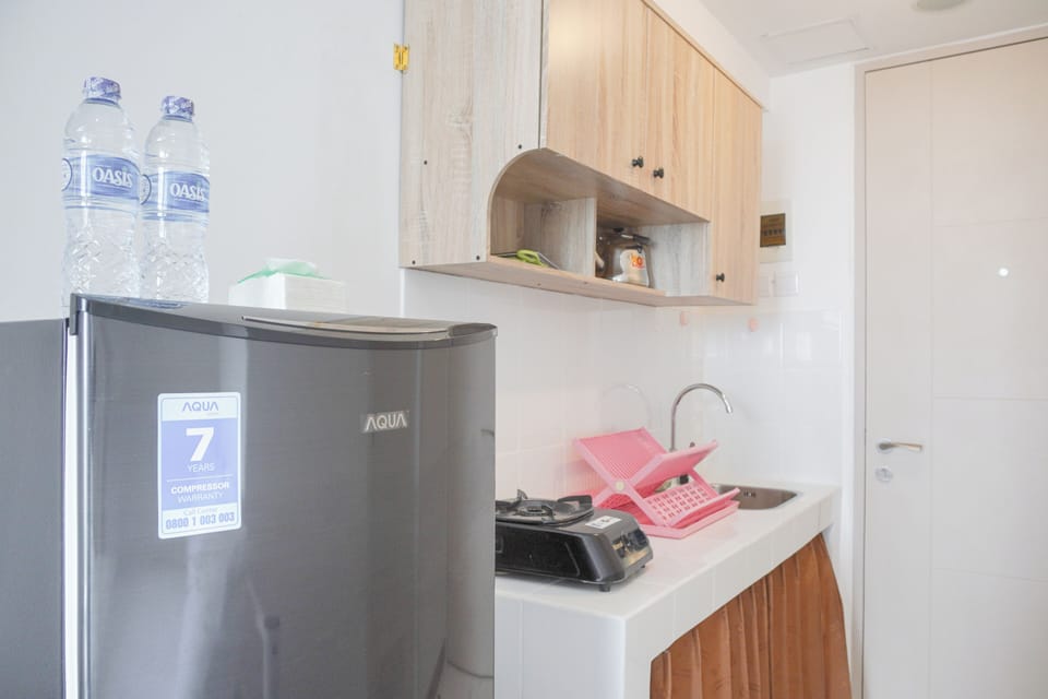 Deluxe Apartment | Private kitchen | Full-size fridge, stovetop, rice cooker, cookware/dishes/utensils