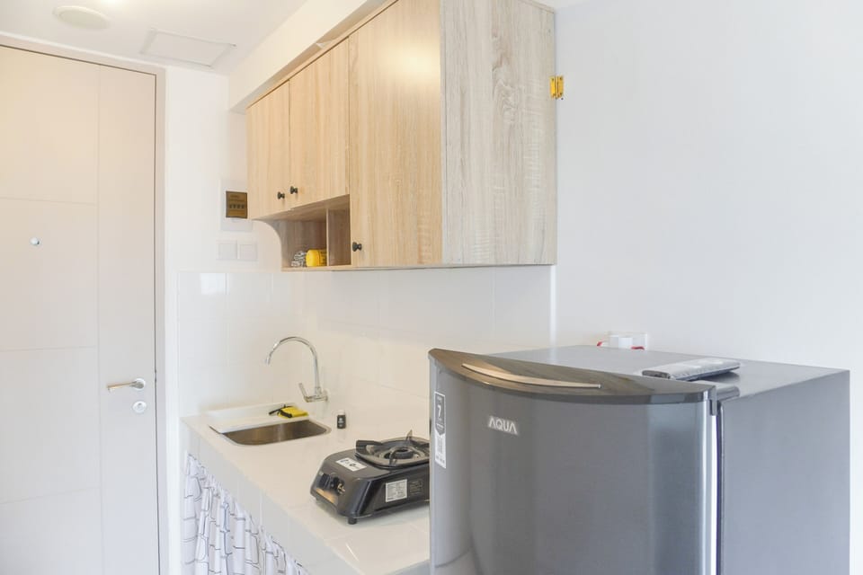 Deluxe Apartment | Private kitchen | Full-size fridge, stovetop, rice cooker, cookware/dishes/utensils