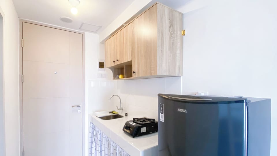 Deluxe Apartment | Private kitchen | Full-size fridge, stovetop, rice cooker, cookware/dishes/utensils