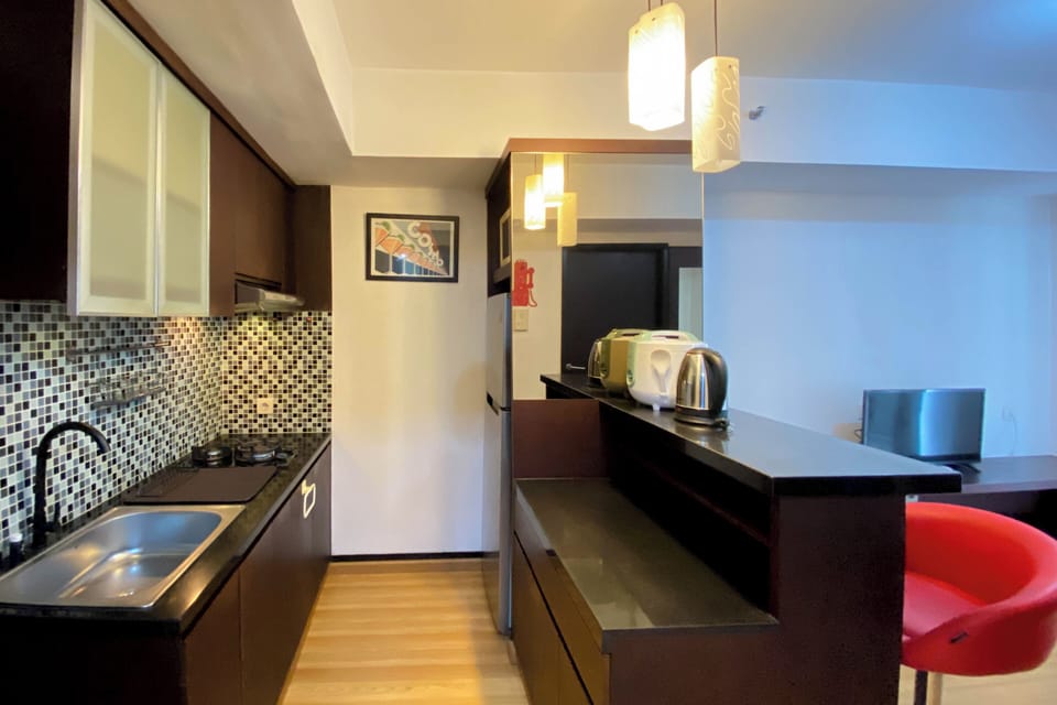 Deluxe Apartment | Private kitchen | Full-size fridge, stovetop, rice cooker, cookware/dishes/utensils
