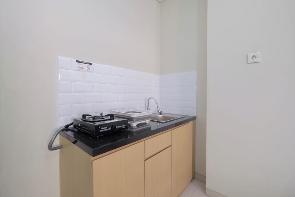 Deluxe Apartment | Private kitchen | Full-size fridge, stovetop, rice cooker, cookware/dishes/utensils