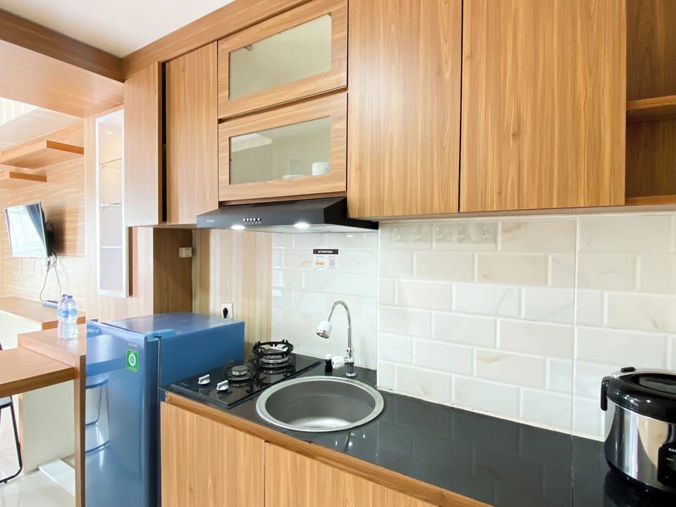 Deluxe Apartment | Private kitchen | Full-size fridge, stovetop, rice cooker, cookware/dishes/utensils