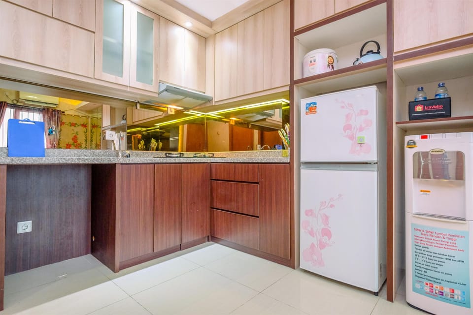 Deluxe Apartment | Private kitchen | Full-size fridge, stovetop, rice cooker, cookware/dishes/utensils