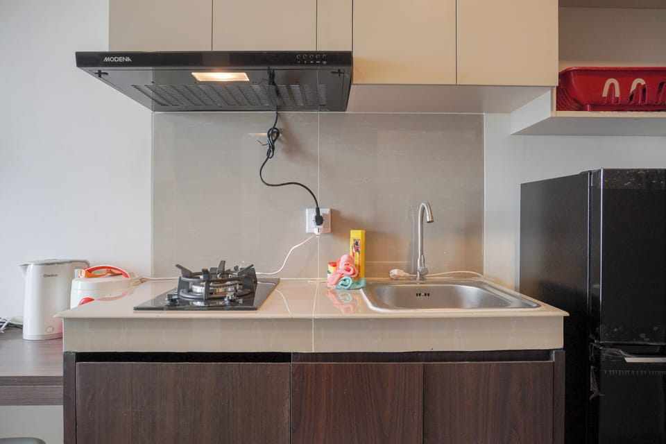 Deluxe Apartment | Private kitchen | Full-size fridge, stovetop, rice cooker, cookware/dishes/utensils