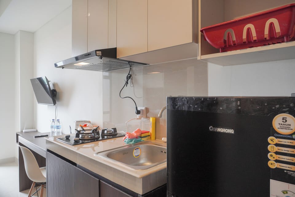 Deluxe Apartment | Private kitchen | Full-size fridge, stovetop, rice cooker, cookware/dishes/utensils