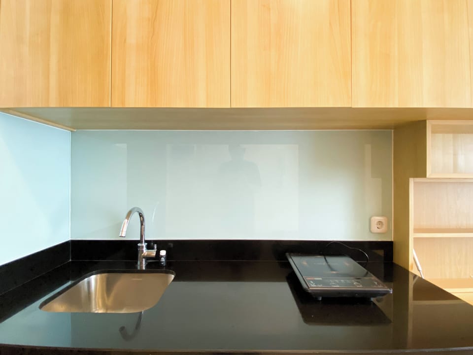 Deluxe Apartment | Private kitchen | Stovetop, rice cooker, cookware/dishes/utensils