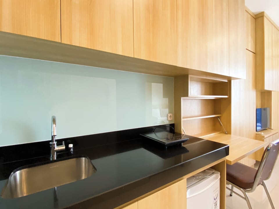 Deluxe Apartment | Private kitchen | Stovetop, rice cooker, cookware/dishes/utensils