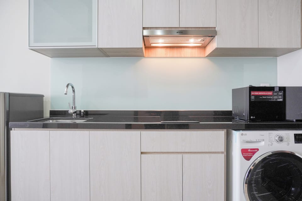 Deluxe Apartment | Private kitchen | Full-size fridge, stovetop, rice cooker, cookware/dishes/utensils