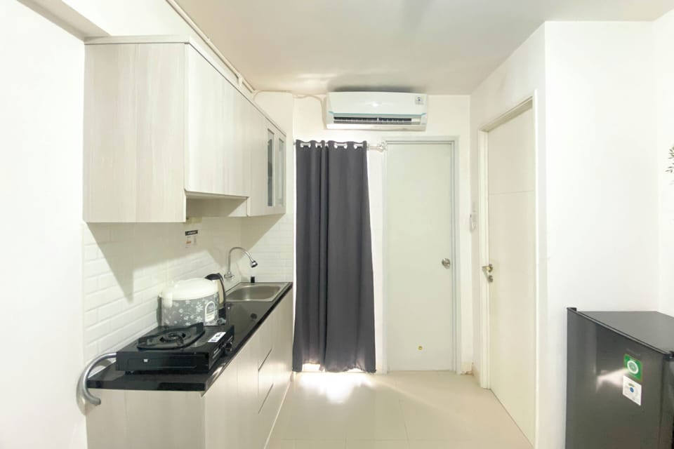 Deluxe Apartment | Private kitchen | Full-size fridge, stovetop, rice cooker, cookware/dishes/utensils