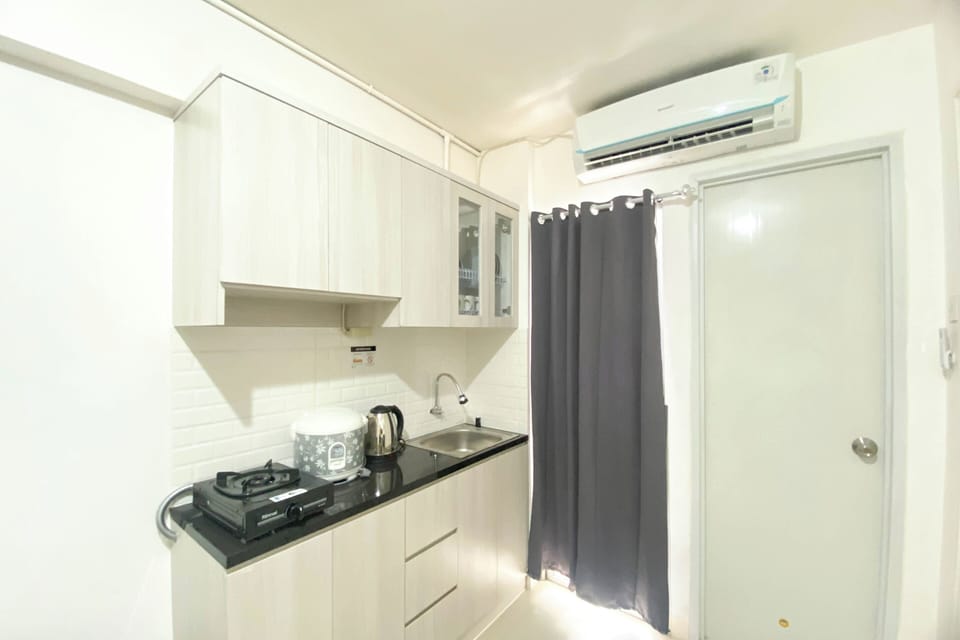 Deluxe Apartment | Private kitchen | Full-size fridge, stovetop, rice cooker, cookware/dishes/utensils