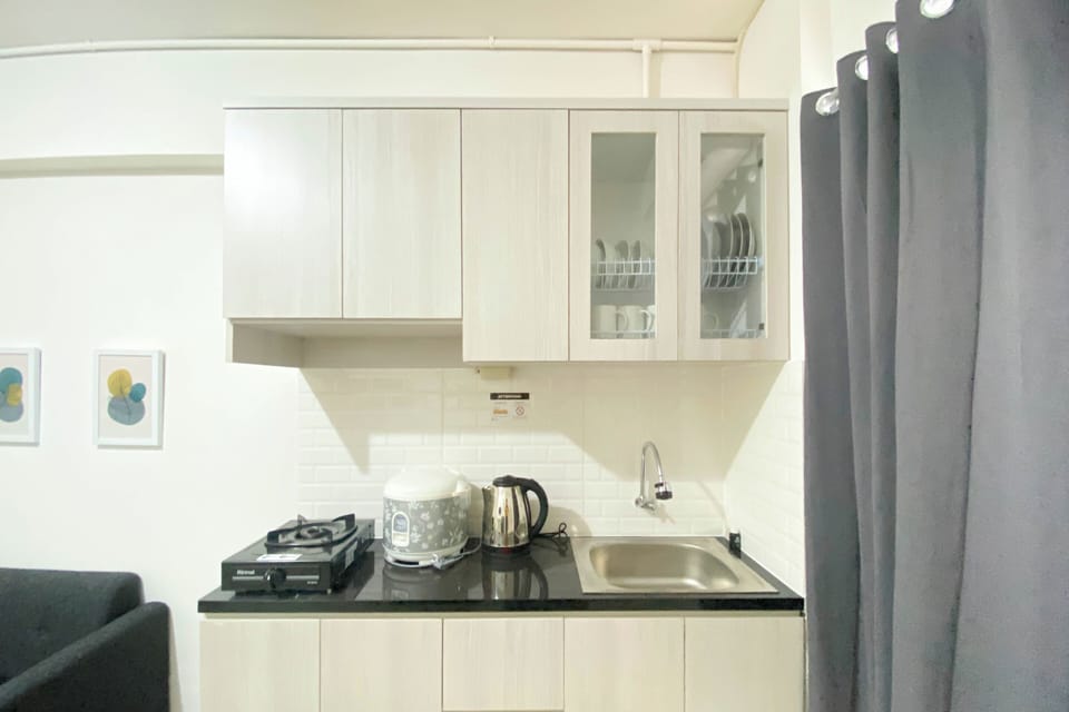 Deluxe Apartment | Private kitchen | Full-size fridge, stovetop, rice cooker, cookware/dishes/utensils
