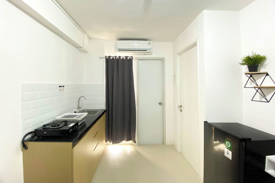 Deluxe Apartment | Private kitchen | Full-size fridge, stovetop, rice cooker, cookware/dishes/utensils