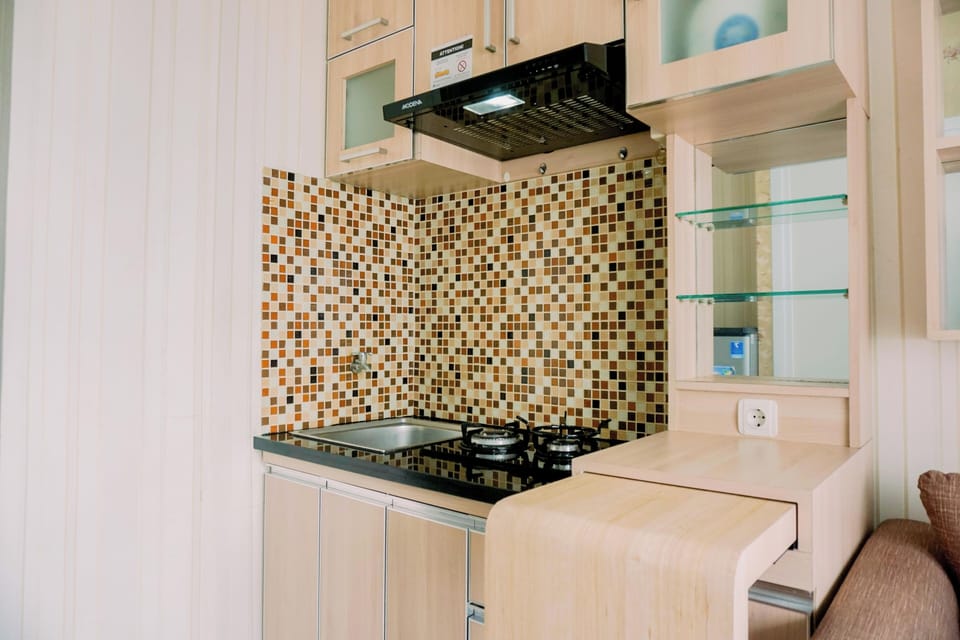 Deluxe Apartment | Private kitchen | Full-size fridge, stovetop, rice cooker, cookware/dishes/utensils